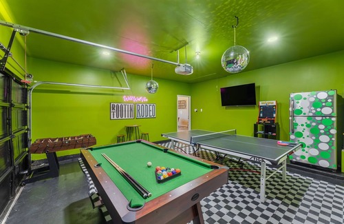 South Arlington House | Spacious 5-bed Sleeps 12, 2 Game Rooms, and Deck