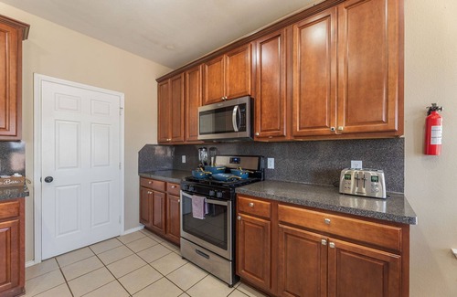 South Arlington House | Spacious 5-bed Sleeps 12, 2 Game Rooms, and Deck