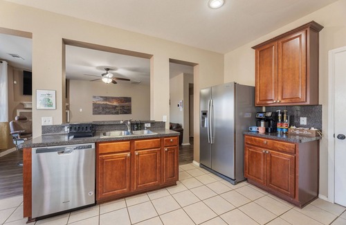 South Arlington House | Spacious 5-bed Sleeps 12, 2 Game Rooms, and Deck