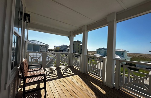 Port Aransas House | Spacious 5-bedroom house on Mustang Island with private beach access.Sleeps 11