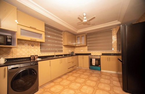 Kumasi Apartment | Spacious 5-bedroom apartment in delightful Kumasi with AC, WiFi