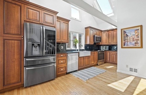 Arlington Condo | Spacious 5-bedroom condo in Arlington, close to Tufts, Harvard, MIT and Boston