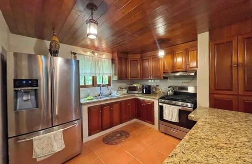 Jarabacoa House | Spacious 5-bedroom estate in awesome Jarabacoa with WiFi, AC