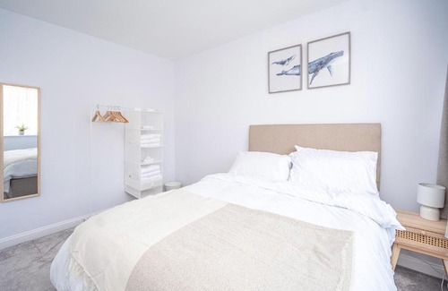 Wolverhampton House | Spacious 5 Bedroom House - Sleeps 7 - 3-Car Driveway - Work - Leisure