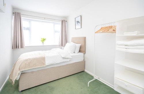 Wolverhampton House | Spacious 5 Bedroom House - Sleeps 7 - 3-Car Driveway - Work - Leisure