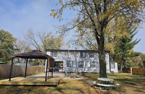 Des Moines House | Spacious 5-bedroom house with Ping Pong Table and Wifi in awesome Des Moines