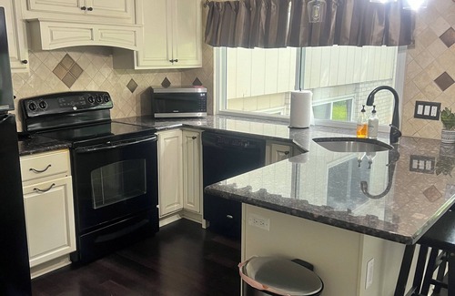 Bryant Pattengill East House | Spacious 5-bedroom house with AC, WiFi in enjoyable Ann Arbor