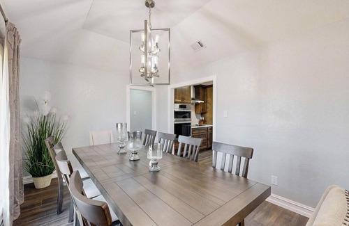 Southwest Arlington House | Spacious 5-bedroom house with WIFI and newly furnished in fabulous Arlington.