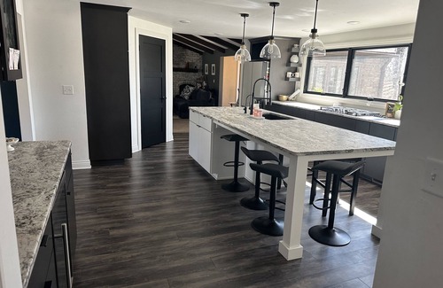 Suamico House | Spacious 5-bedroom house in Green Bay with WiFi, 15 minutes to Packer stadium