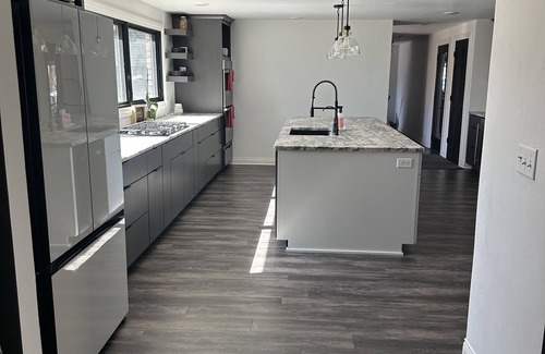 Suamico House | Spacious 5-bedroom house in Green Bay with WiFi, 15 minutes to Packer stadium