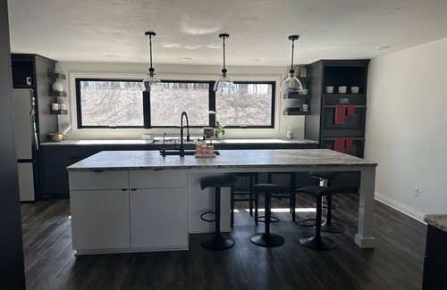 Suamico House | Spacious 5-bedroom house in Green Bay with WiFi, 15 minutes to Packer stadium