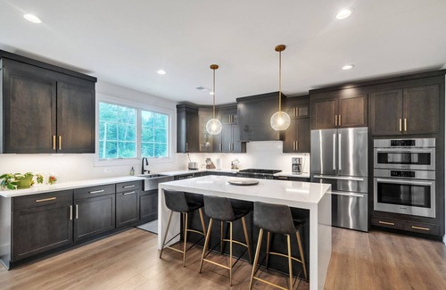 Herndon House | Spacious 5-bedroom home, Family Friendly in delightful Oak Hill