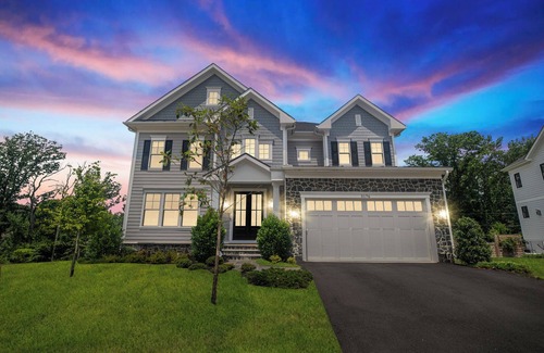 Herndon House | Spacious 5-bedroom home, Family Friendly in delightful Oak Hill