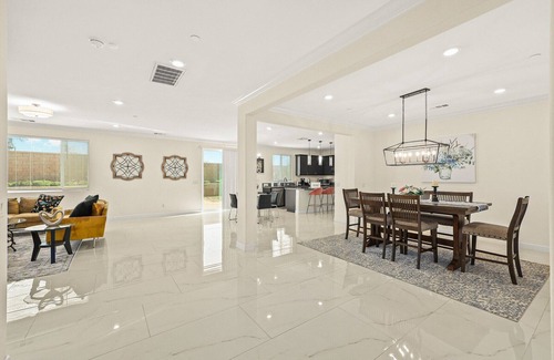 Ontario House | Spacious 5 bedroom home