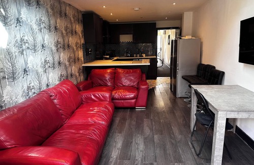 Coventry House | Spacious 5-bedroom house Coventry