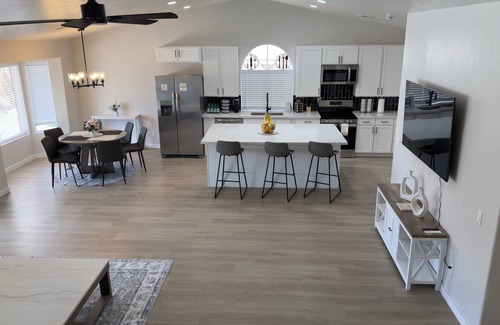 Copperwood House | Spacious 5-bedroom house in fabulous Glendale with WiFi, AC and Pool