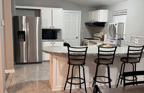 Kirtland House | Spacious 5-bedroom house with two living areas
