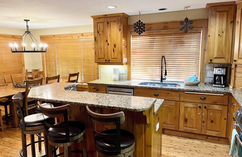 Sunriver House | Spacious 5-bedroom house with AC, WiFi, SHARC passes in beautiful Sunriver!