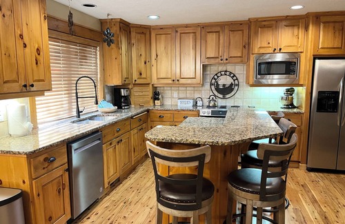 Sunriver House | Spacious 5-bedroom house with AC, WiFi, SHARC passes in beautiful Sunriver!
