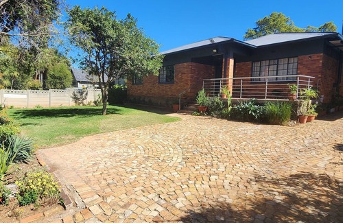 Greater Johannesburg Metropolitan Area House | Spacious 5-bedroom house in the Heart of Linden with Inverter