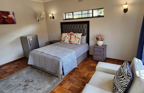 Greater Johannesburg Metropolitan Area House | Spacious 5-bedroom house in the Heart of Linden with Inverter
