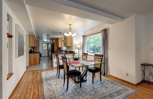 Kenmore House | Spacious 5-bedroom house in brilliant Kenmore with WiFi, AC, fitness room