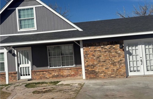 Midland House | Spacious 5-bedroom house in nice Midland with AC