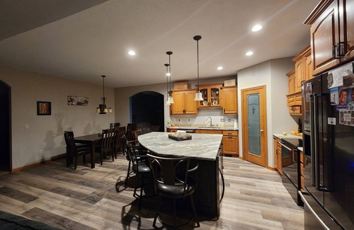 Black Wolf House | Spacious 5-bedroom house in charming Oshkosh with WiFi, fitness room
