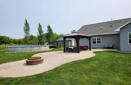 Black Wolf House | Spacious 5-bedroom house in charming Oshkosh with WiFi, fitness room
