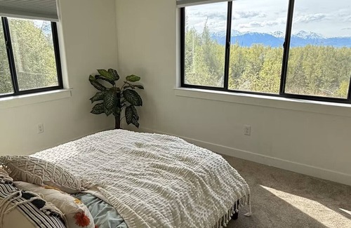 Wasilla House | Spacious 5-bedroom house w/Mountain views and Hot tub in Wasilla!