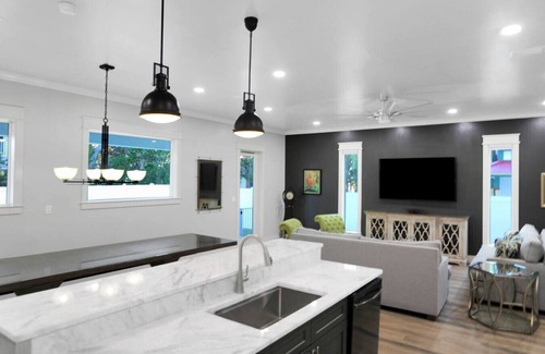 Crystal Beach House | Spacious 5 bedroom house in amazing Destin with AC, WiFi POOL