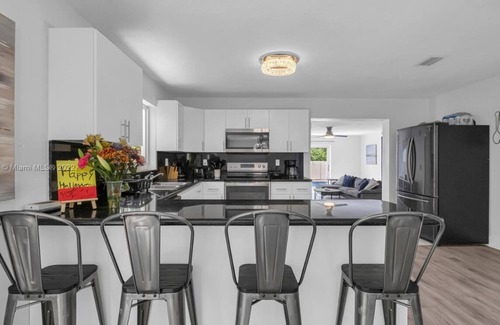 The Roads House | Spacious 5-bedroom house key Biscayne