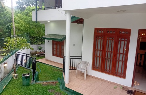 Gomagoda Villa | Spacious 5-bedroom villa in lovely Nattarampota, Kandywith WiFi, AC