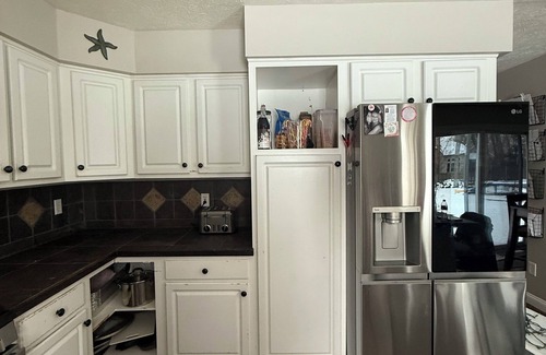 Mentor House | Spacious 5-bedroom pet friendly house in Mentor with hot tub & fitness room