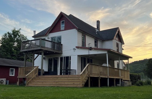 Deposit House | Spacious 5-bedroom river house in charming Deposit