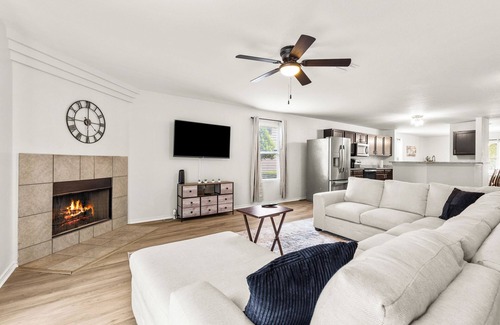 West San Antonio House | Spacious 5 bedroom San Antonio home. Convenient access to Seaworld and Lackland