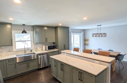 Cave Spring House | Spacious 5-bedroom house with fenced in backyard in Roanoke, Virginia.
