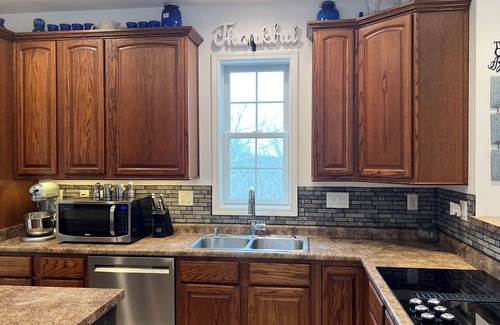 Williamstown House | Spacious 5-bedroom country home in serene Williamstown near the Ark and lake