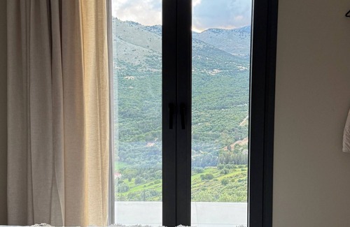 Aetos Villa | Spacious 5-bedroom villa in enchanting Kefalonia close to Myrtos