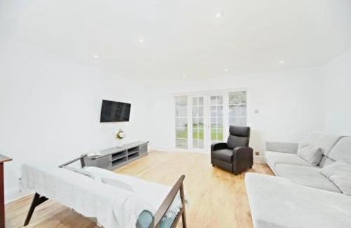 Purley Ski Chalet | Spacious 5 Bedrooms Family Detached House in Purley 23 min to Central London