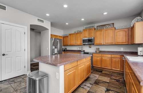 Crossings At Crossroads House | Spacious 5 BR, 3.5 BA, 4000+sf, WiFi, Pool,Hot Tub