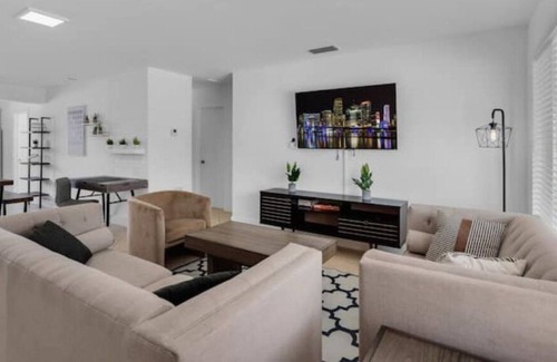 Driftwood House | Spacious 5 BRS House with Private Pool & Game Room