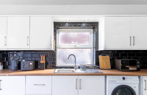 Withington House | Spacious 5-Bed Home with On-Street Parking