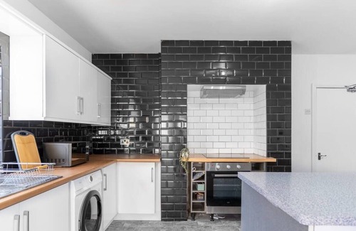 Withington House | Spacious 5-Bed Home with On-Street Parking