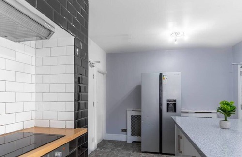 Withington House | Spacious 5-Bed Home with On-Street Parking