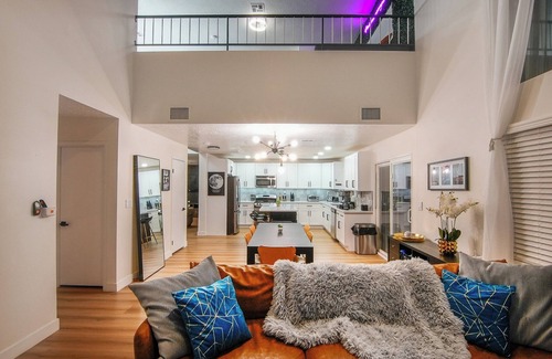 Paradise House | Spacious 5BD 12Guest home with pool & spa just mins from Strip & Airport
