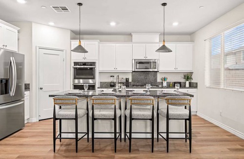 Ontario House | Spacious 5bd/7 beds/near airport