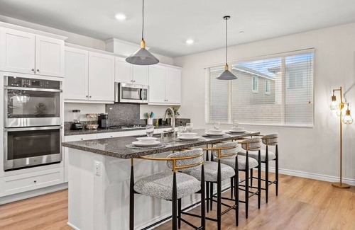 Ontario House | Spacious 5bd/7 beds/near airport