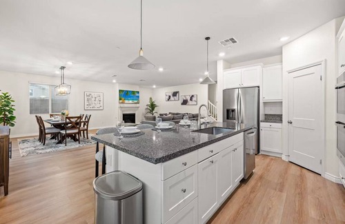Ontario House | Spacious 5bd/7 beds/near airport