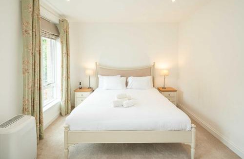 Ravenscourt Park House | Spacious 5BD Family Home in Leafy West London